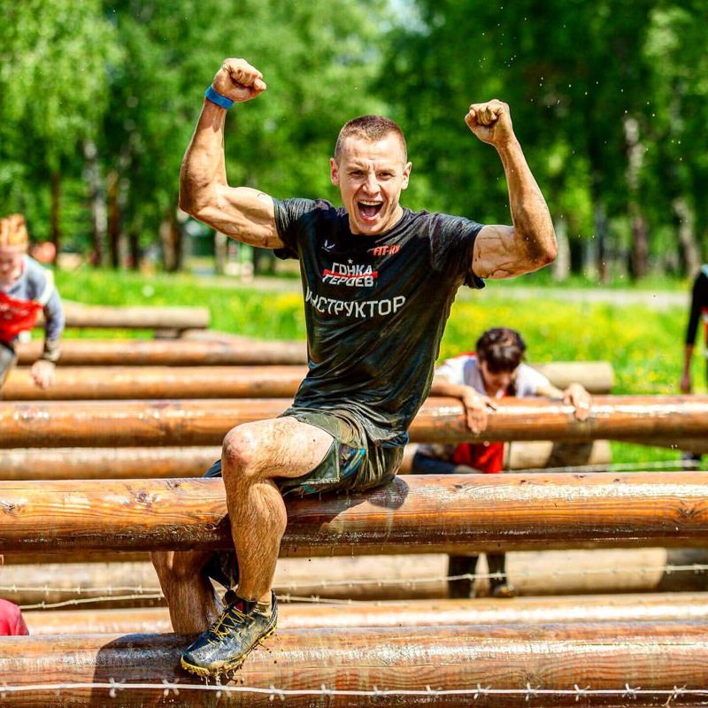 Инструктор «Гонки героев» на трассе в футболке NERO SPORT