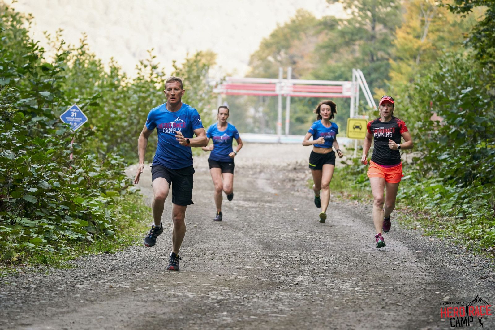 Участники кэмпа «Гонки героев» на беговом отрезке в футболках Training