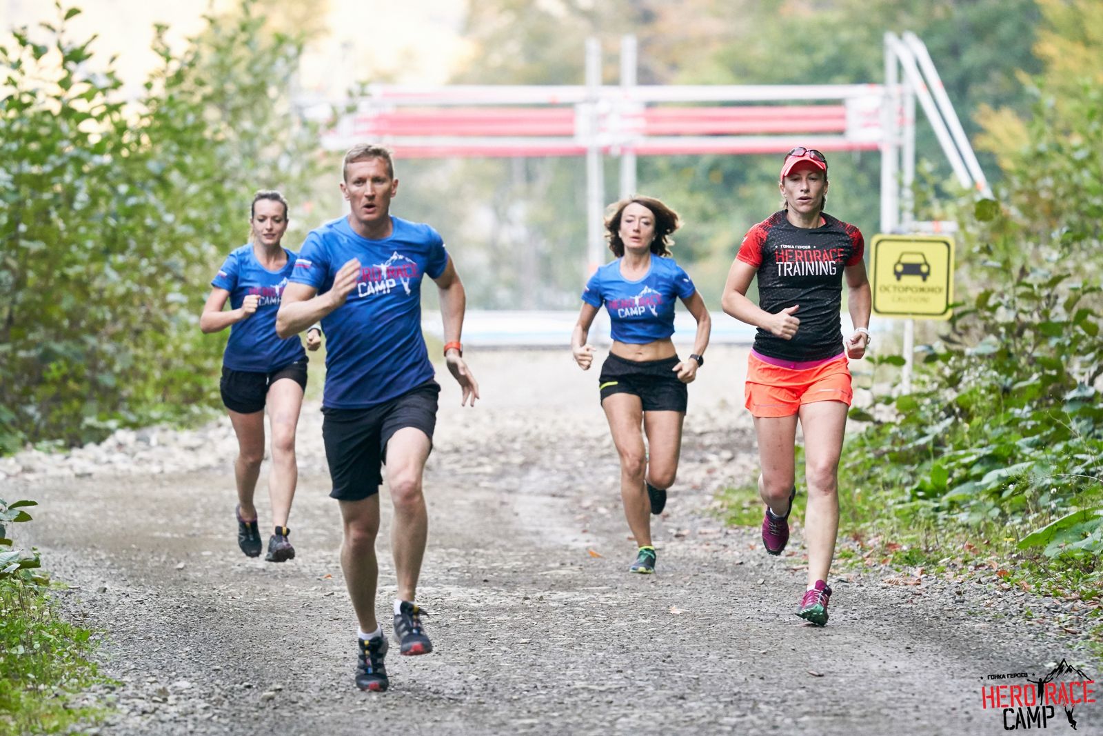Участники кэмпа «Гонки героев» на пробежке в форме Training от NERO SPORT