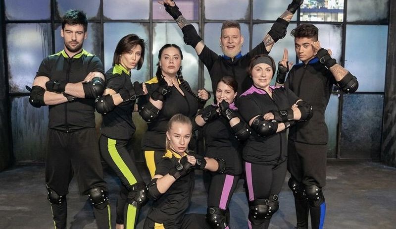 Участники шоу «Полный блэкаут» в форме с цветными вставками