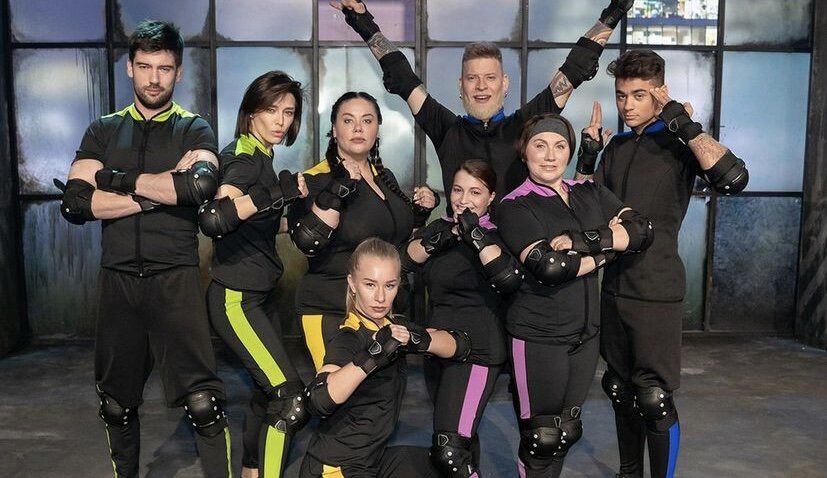 Участники шоу «Полный блэкаут» в форме с цветными вставками