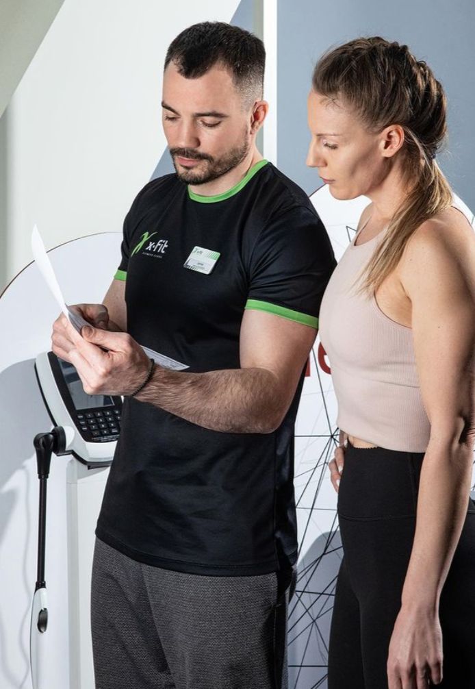 Тренер X-Fit в футболке с логотипом клуба