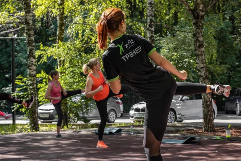 Тренер X-Fit проводит занятие в форме NERO SPORT
